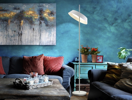 Поворотный абажур у белого торшера Vertigo