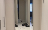 Высокое прямоугольное зеркало с зеркальной рамой под углом