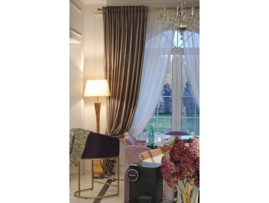 Золотой торшер Deco с витой ножкой в интерьере гостиной